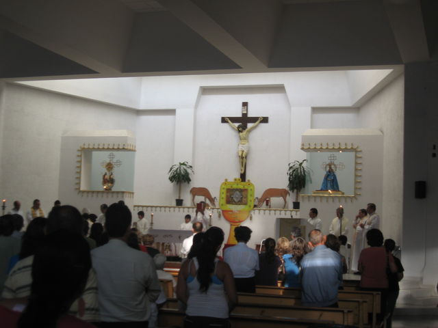 ENTREGA DEL TEMPLO POR EL OBISPO