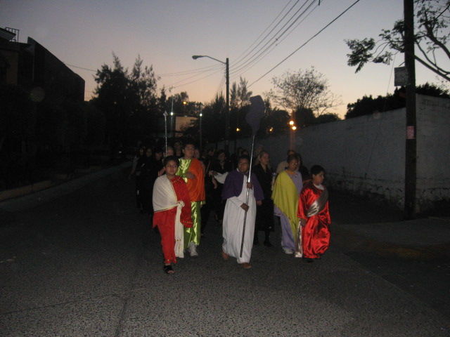LA CAMINATA EN LA OSCURIDAD