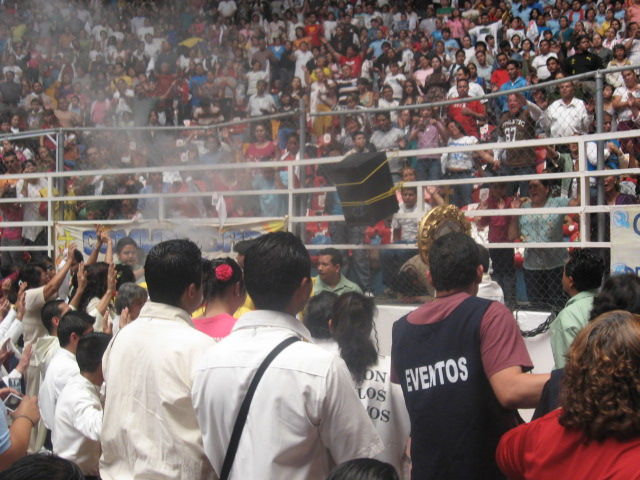 JESUS PASANDO CON LA MULTITUD