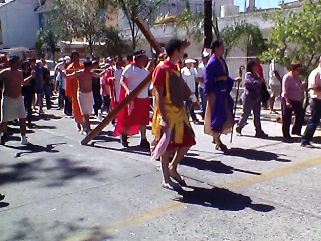 jesus cargando la cruz